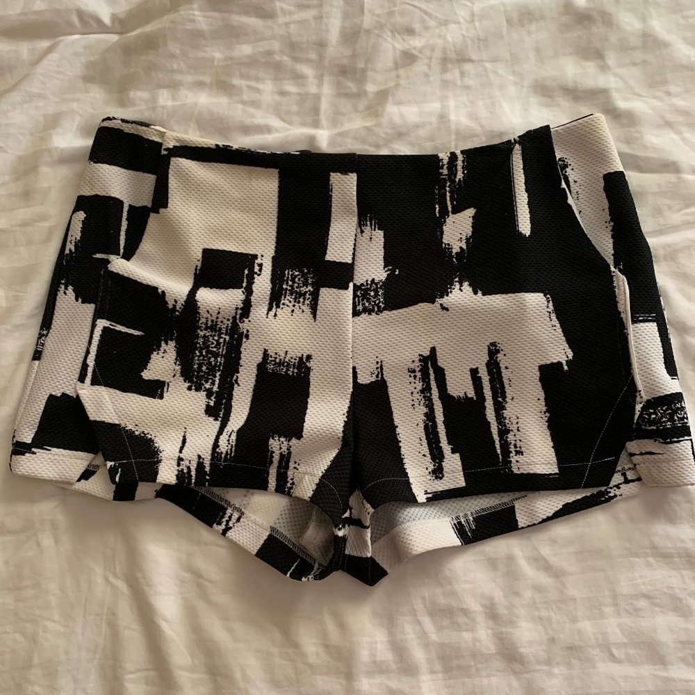 Mid-rise shorts